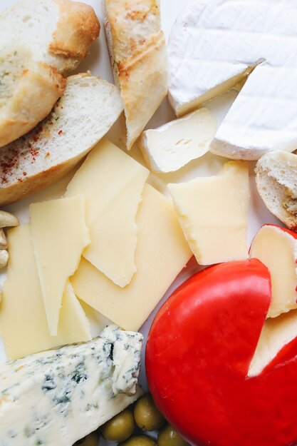 Fromager amateur vérifiant la texture d'un caillé de fromage maison