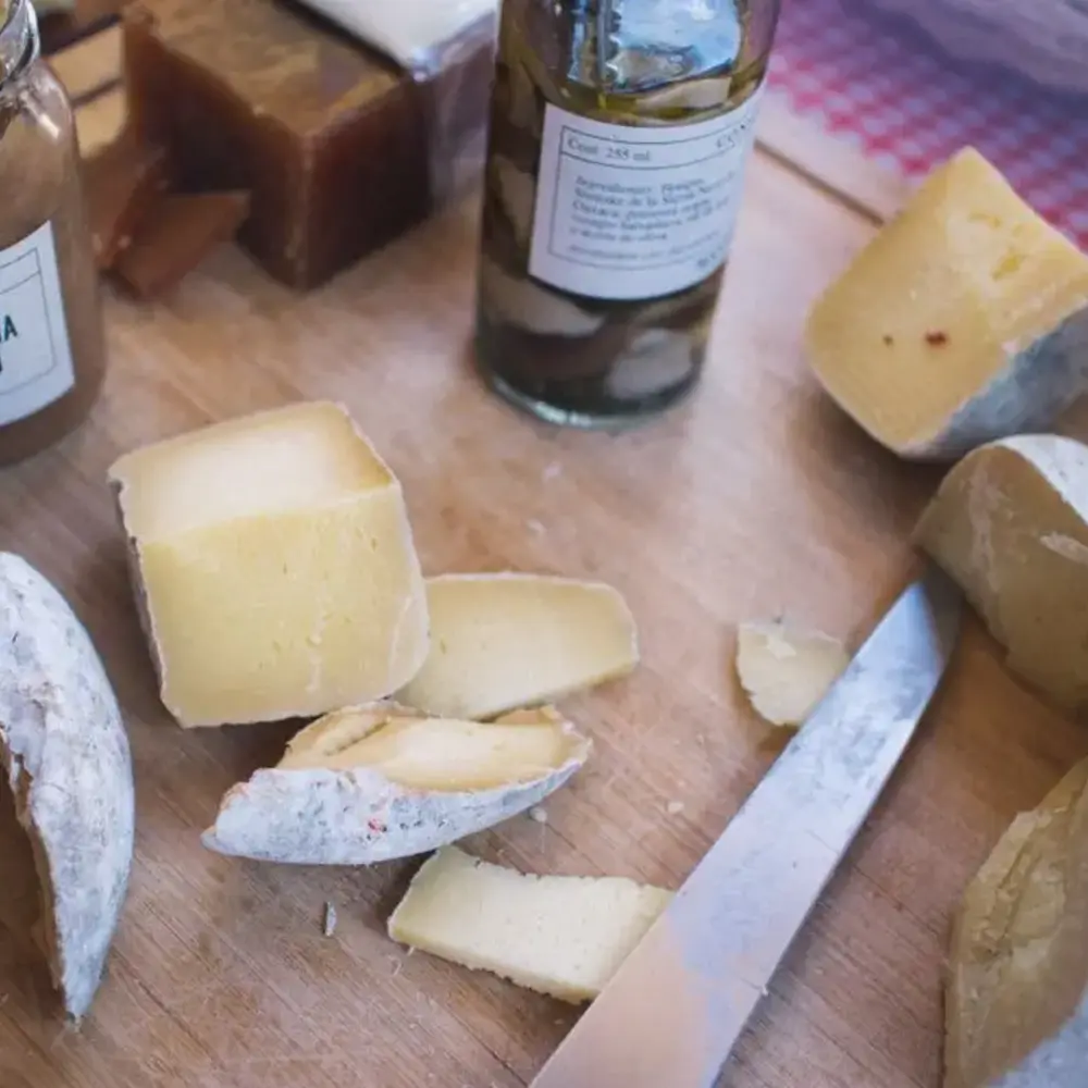 Étape de cheddarisation du caillé lors de la fabrication du cheddar maison
